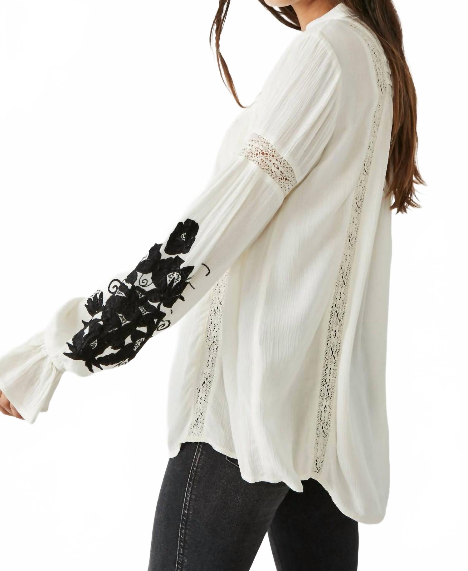 Top de manga larga con cuello en V con bordado color blanco
