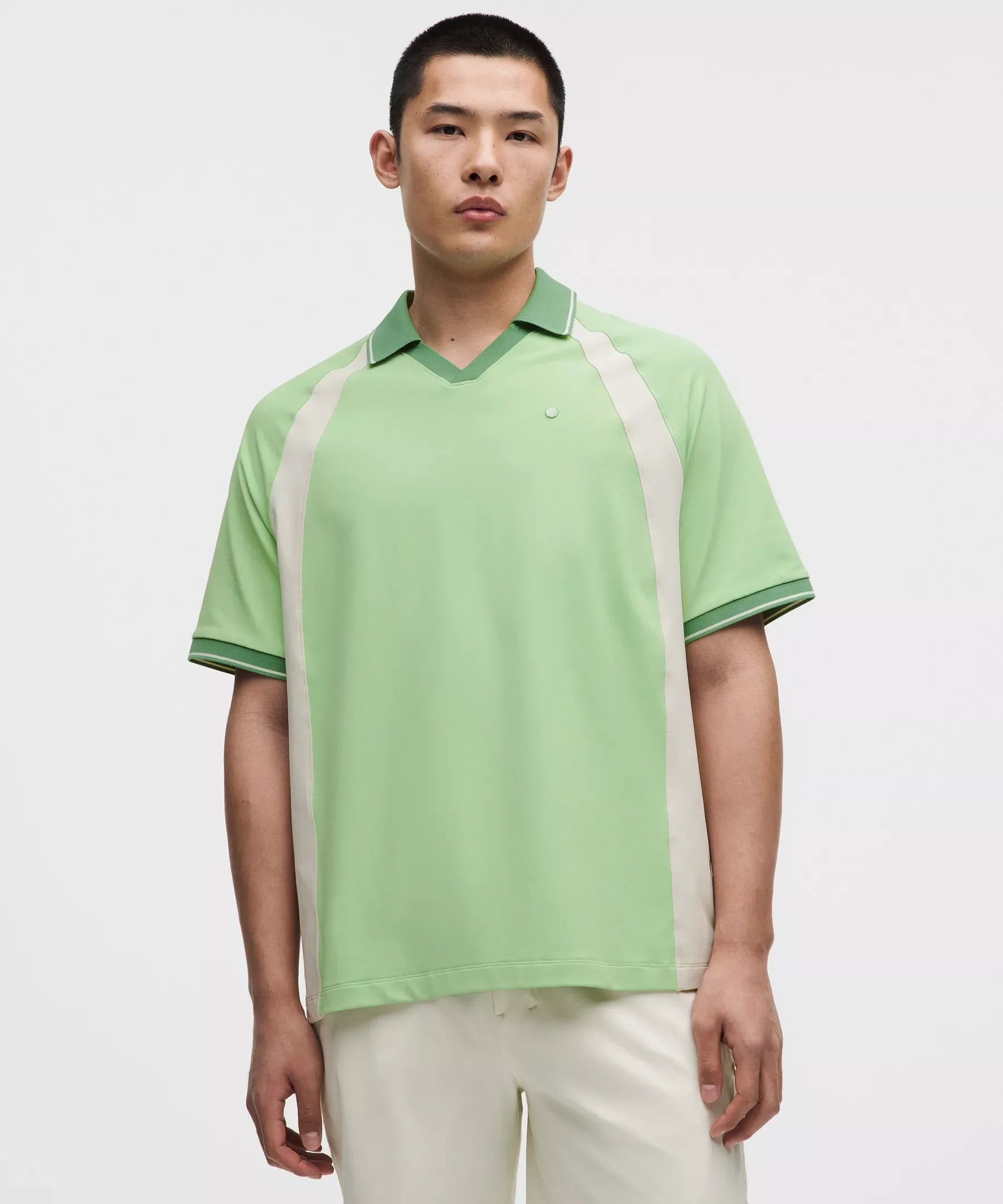 Polo de corte amplio