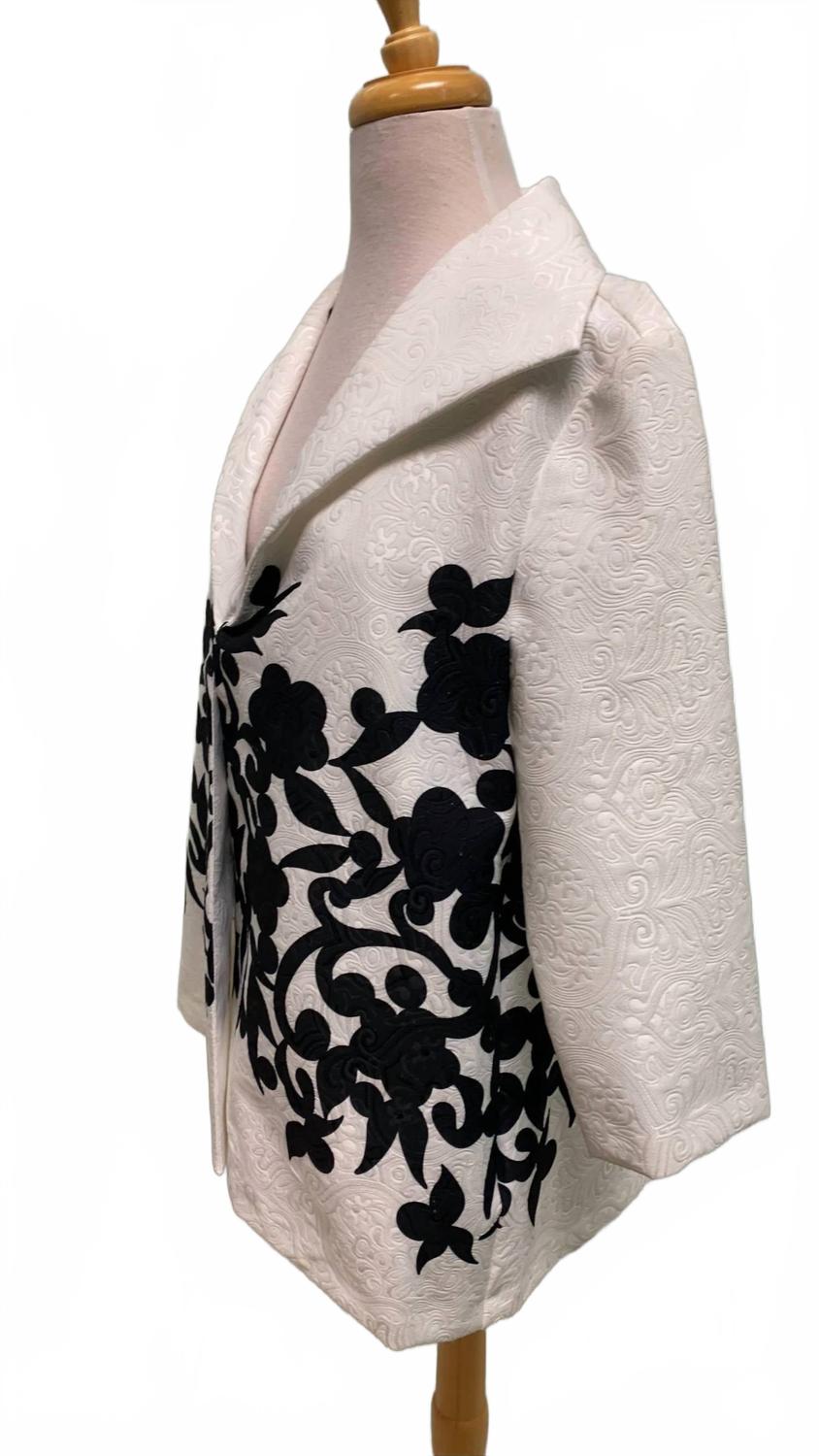 Chaqueta de mujer color negro y blanco