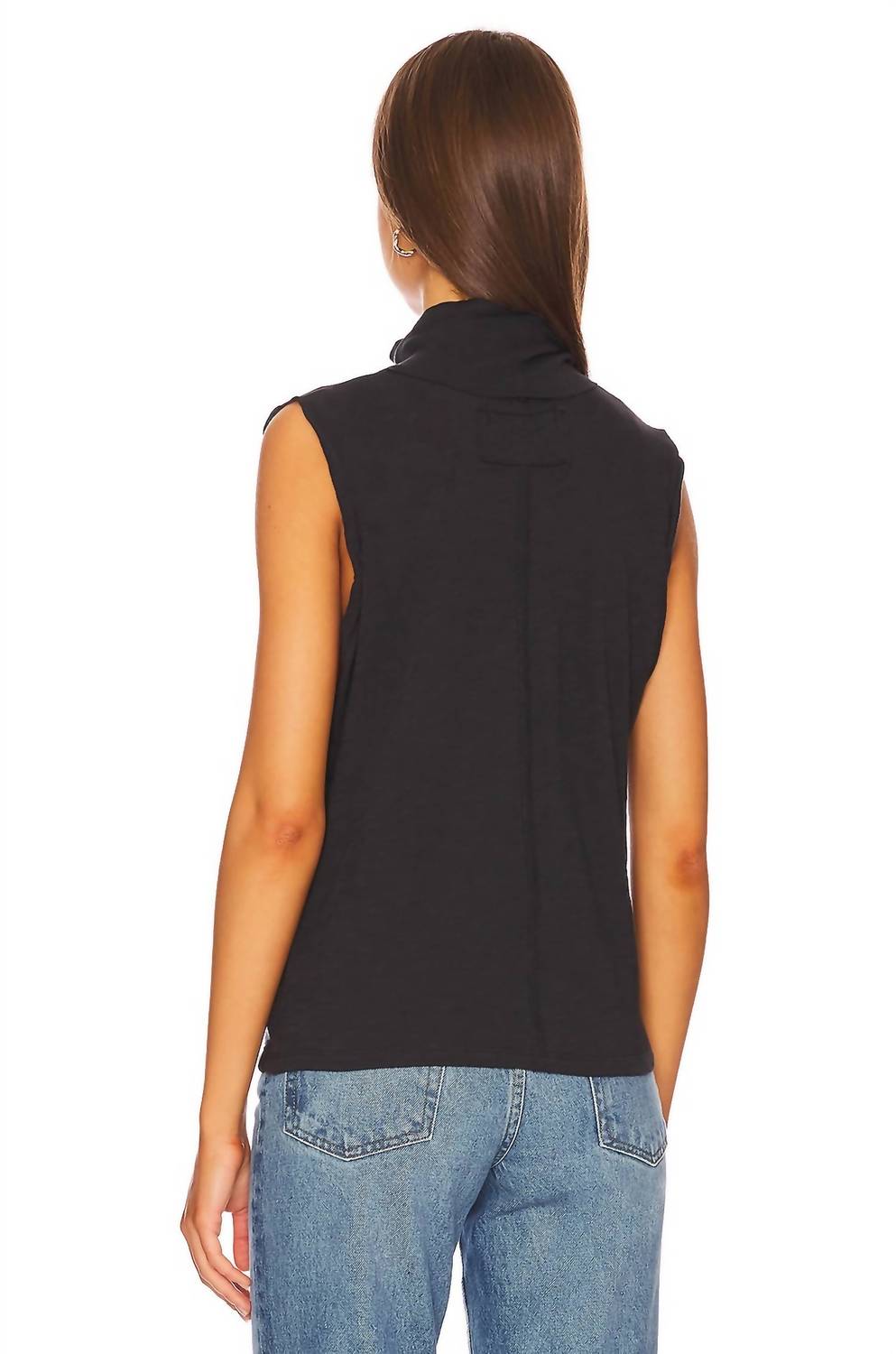 Camiseta sin mangas color negro