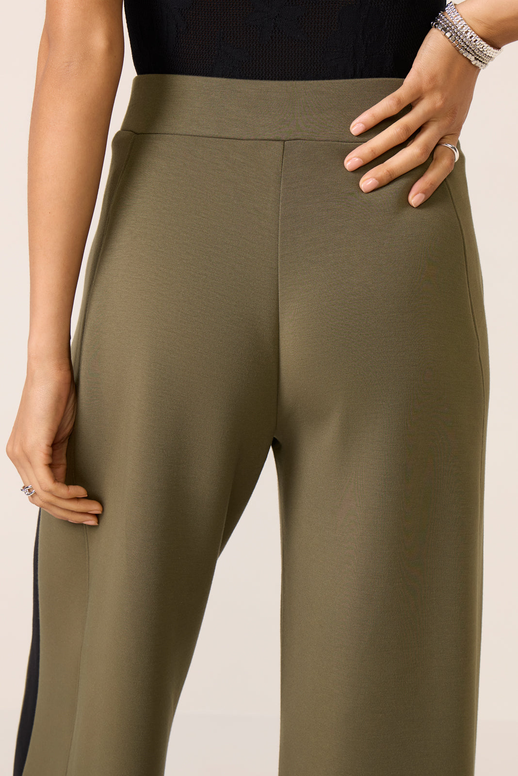 Pantalón deportivo de mujer a rayas