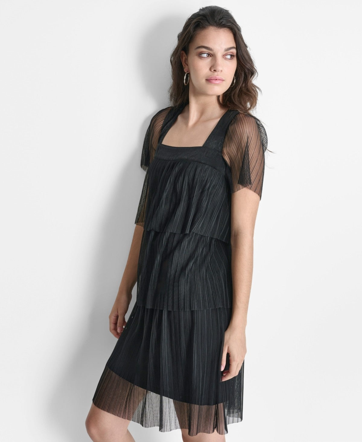 Vestido de mujer con escote cuadrado color negro