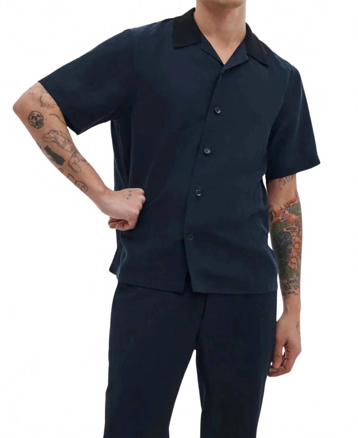 Camisa color azul marino