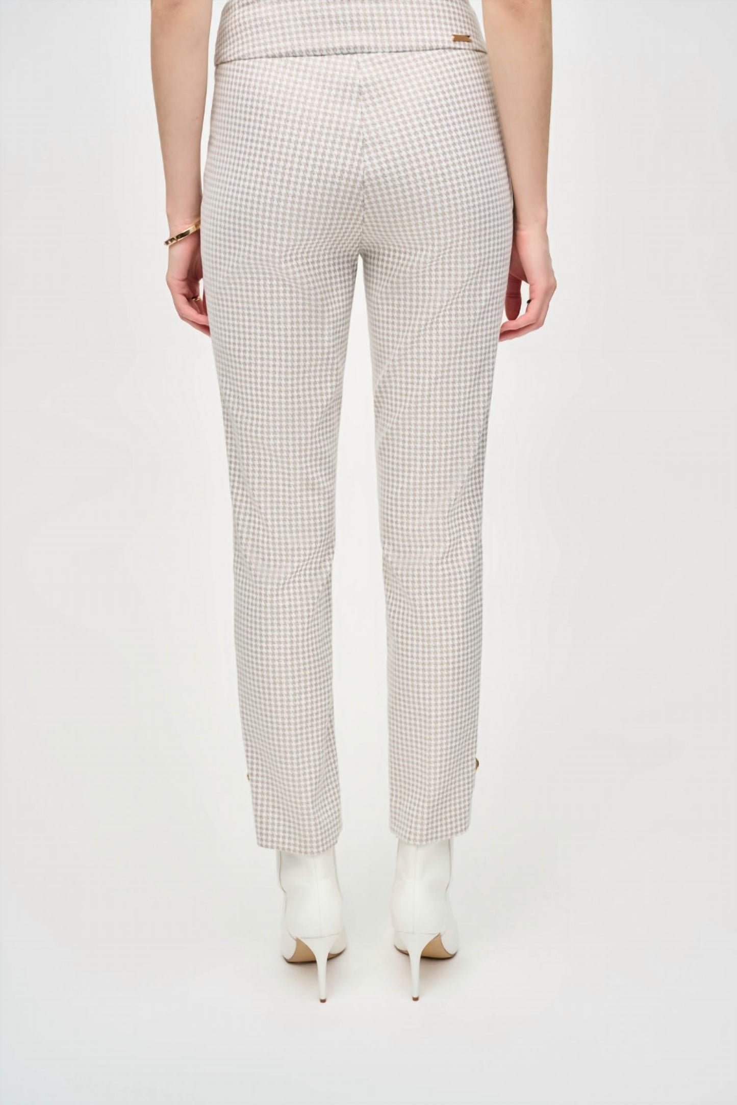 Pantalón de corte ajustado color blanco y beige