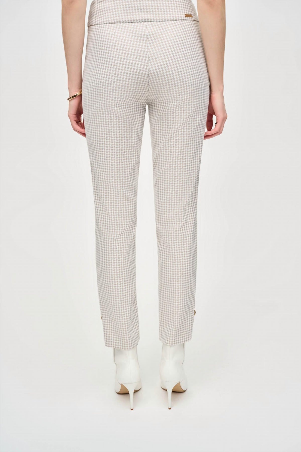 Pantalón de corte ajustado color blanco y beige
