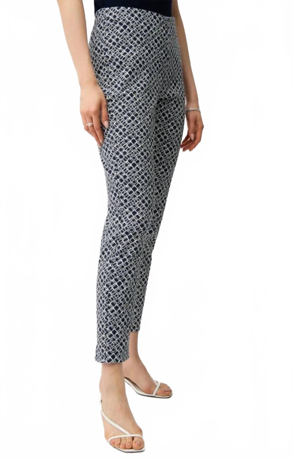 Pantalón de corte ajustado color azul marino