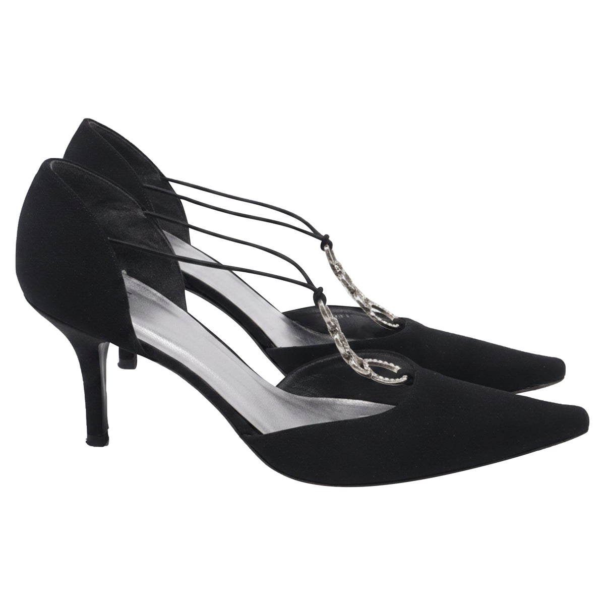 Tacones de satén color negro