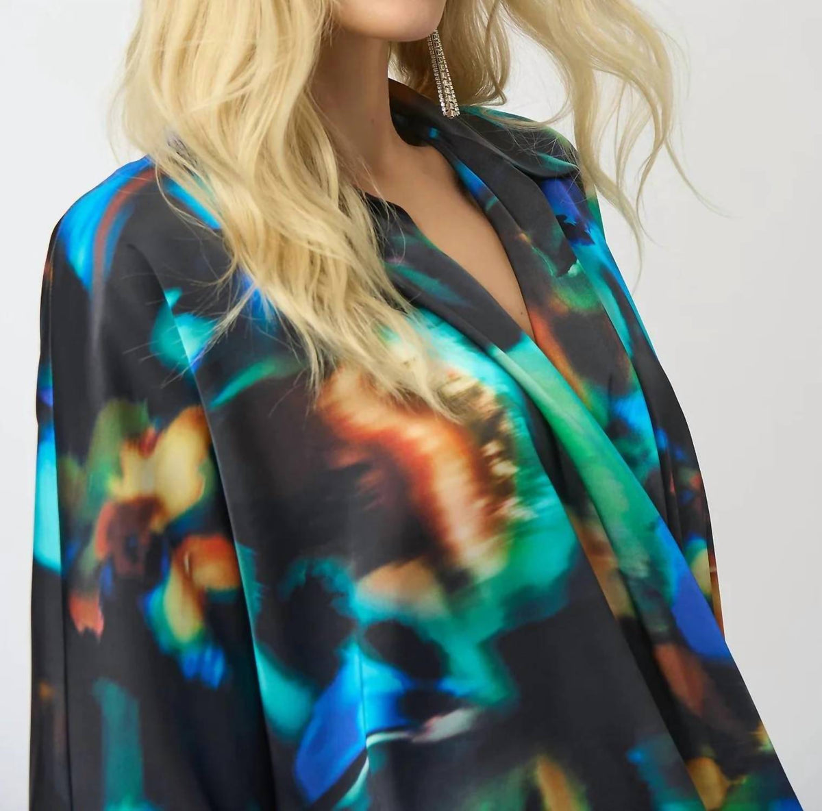 Top de satén con cuello en V color negro