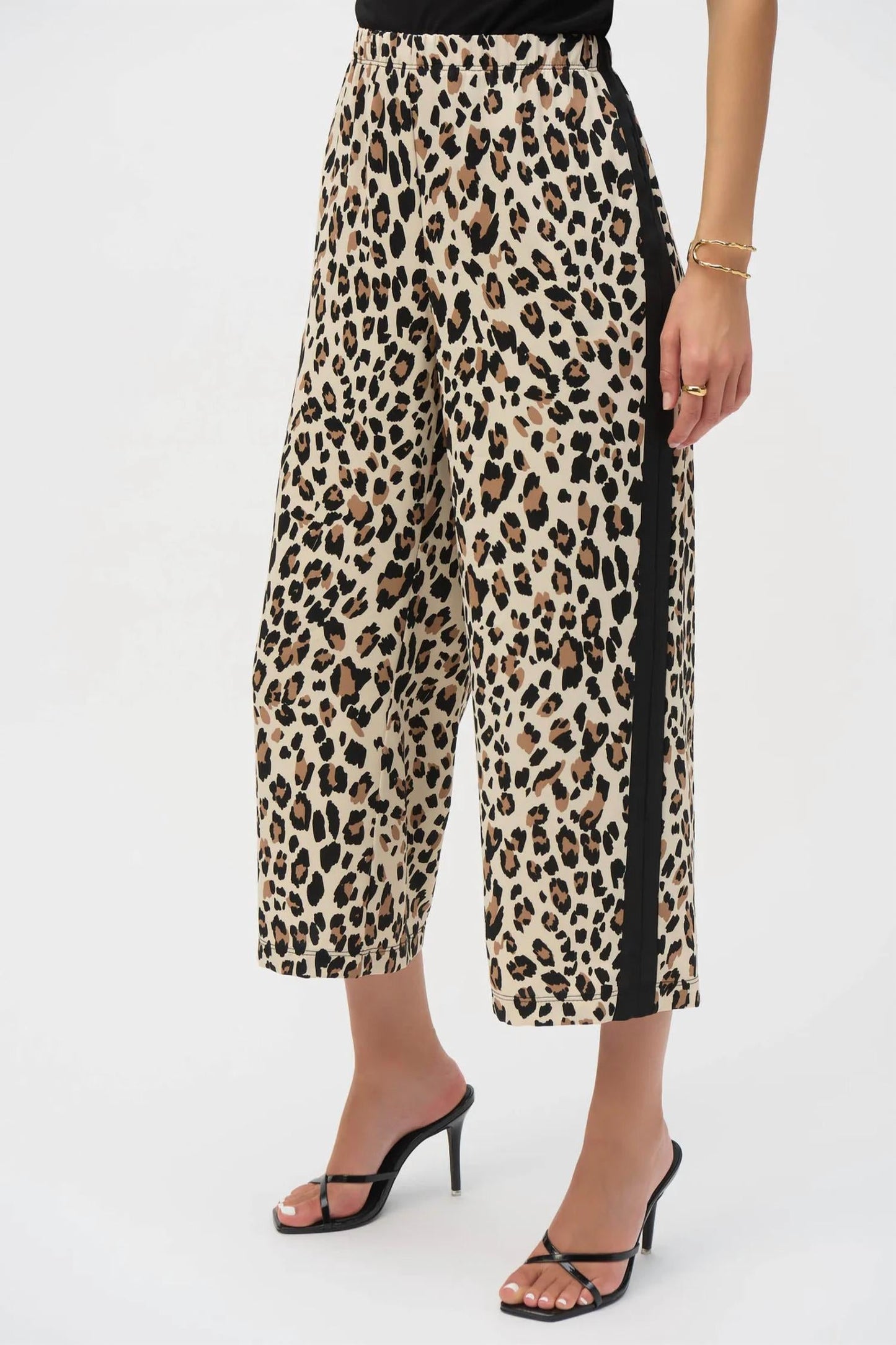 Pantalón con estampado animal color negro y beige