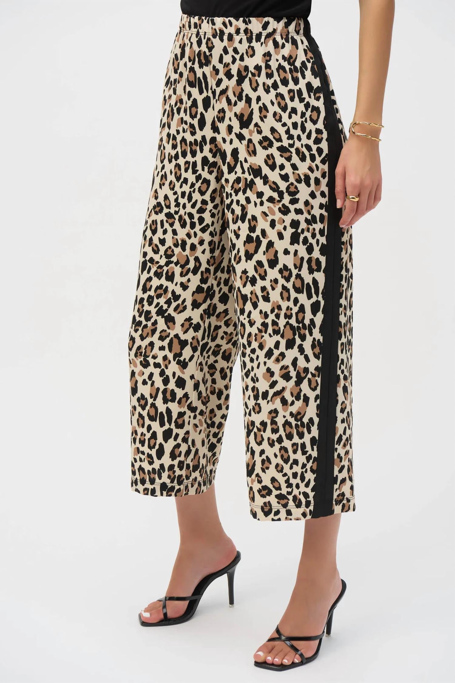 Pantalón con estampado animal color negro y beige