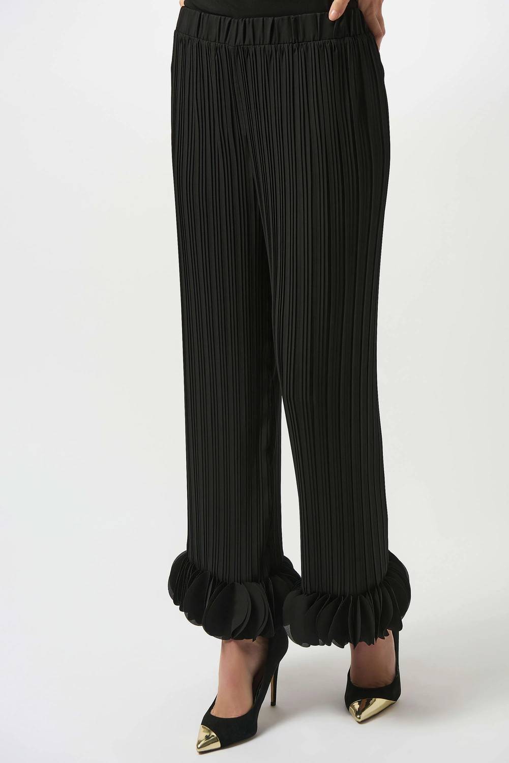 Pantalón de pierna ancha con pliegues color negro