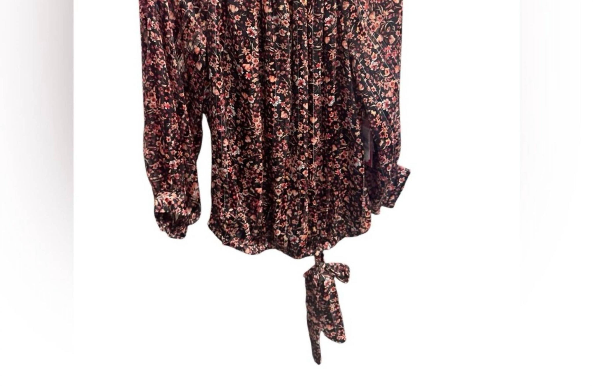 Blusa con estampado floral color negro y rosado