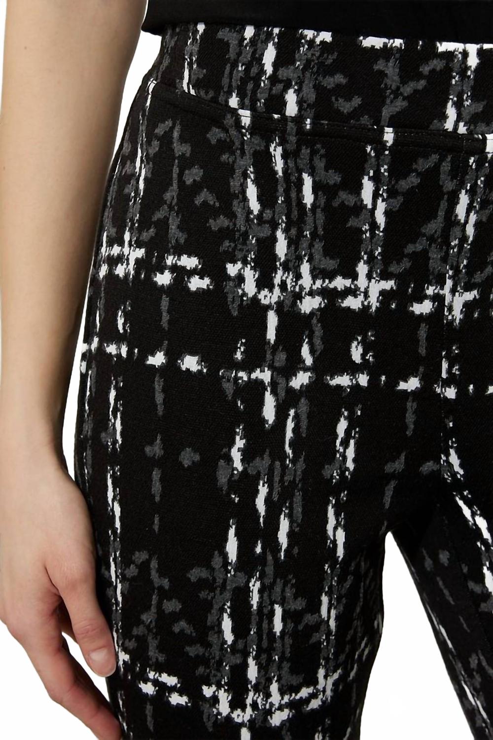 Pantalón de corte recto con estampado color negro y blanco
