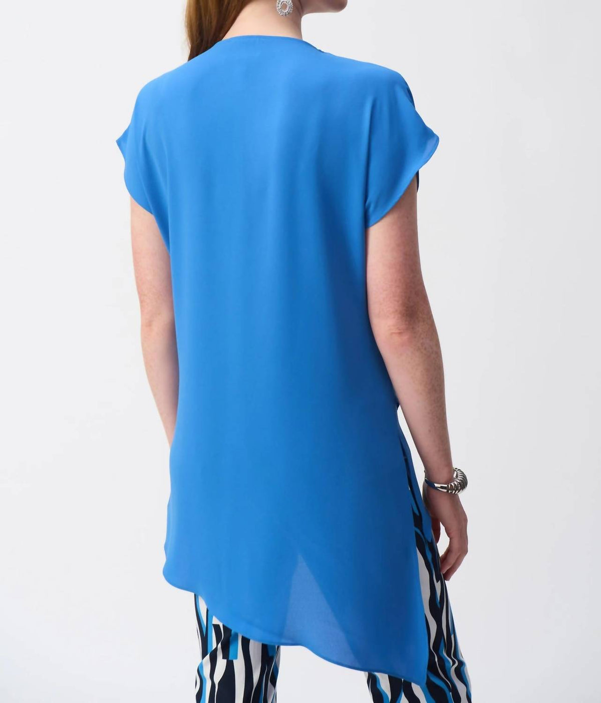 Top con cuello en V color azul