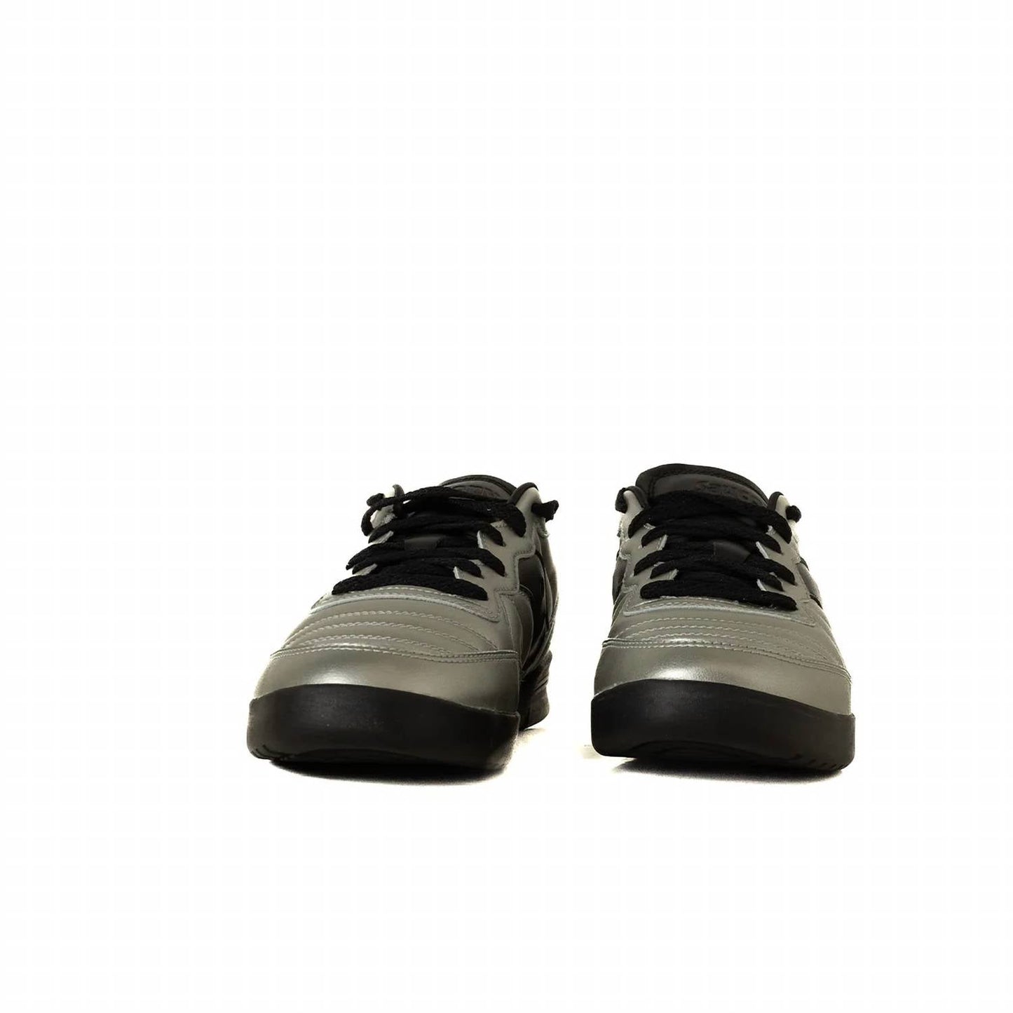 Tenis de hombre de cuero color negro y plateado