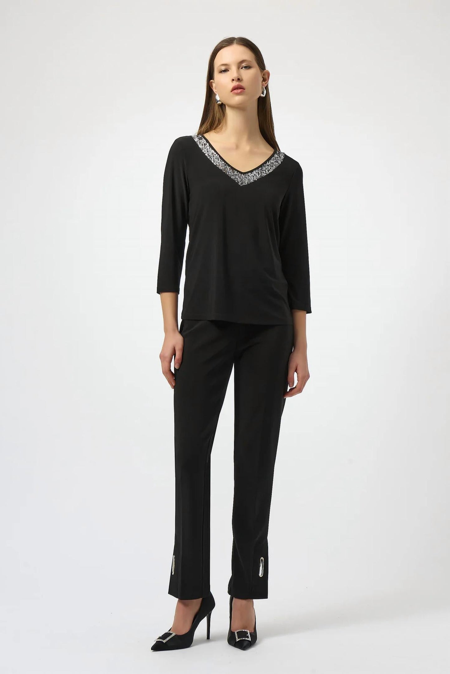 Top con cuello en V con lentejuelas color negro y plateado