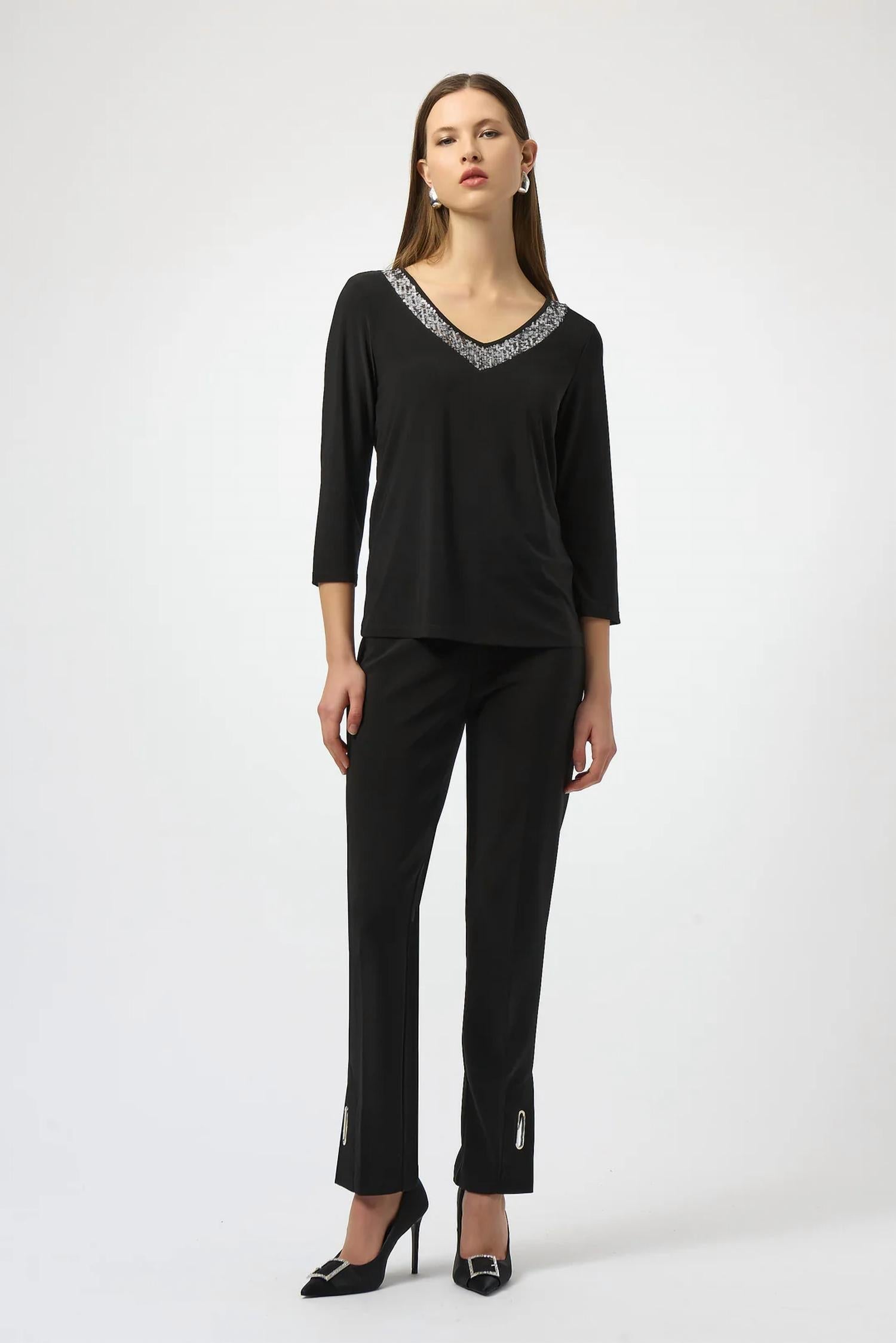 Top con cuello en V con lentejuelas color negro y plateado