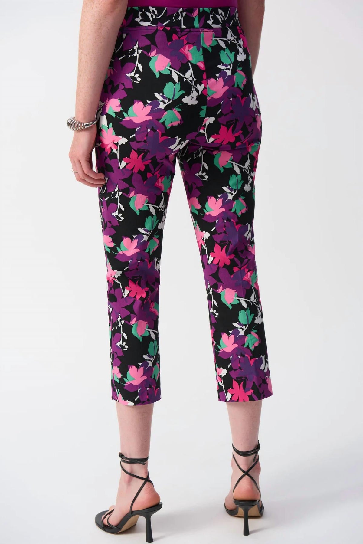 Pantalón con estampado floral color negro