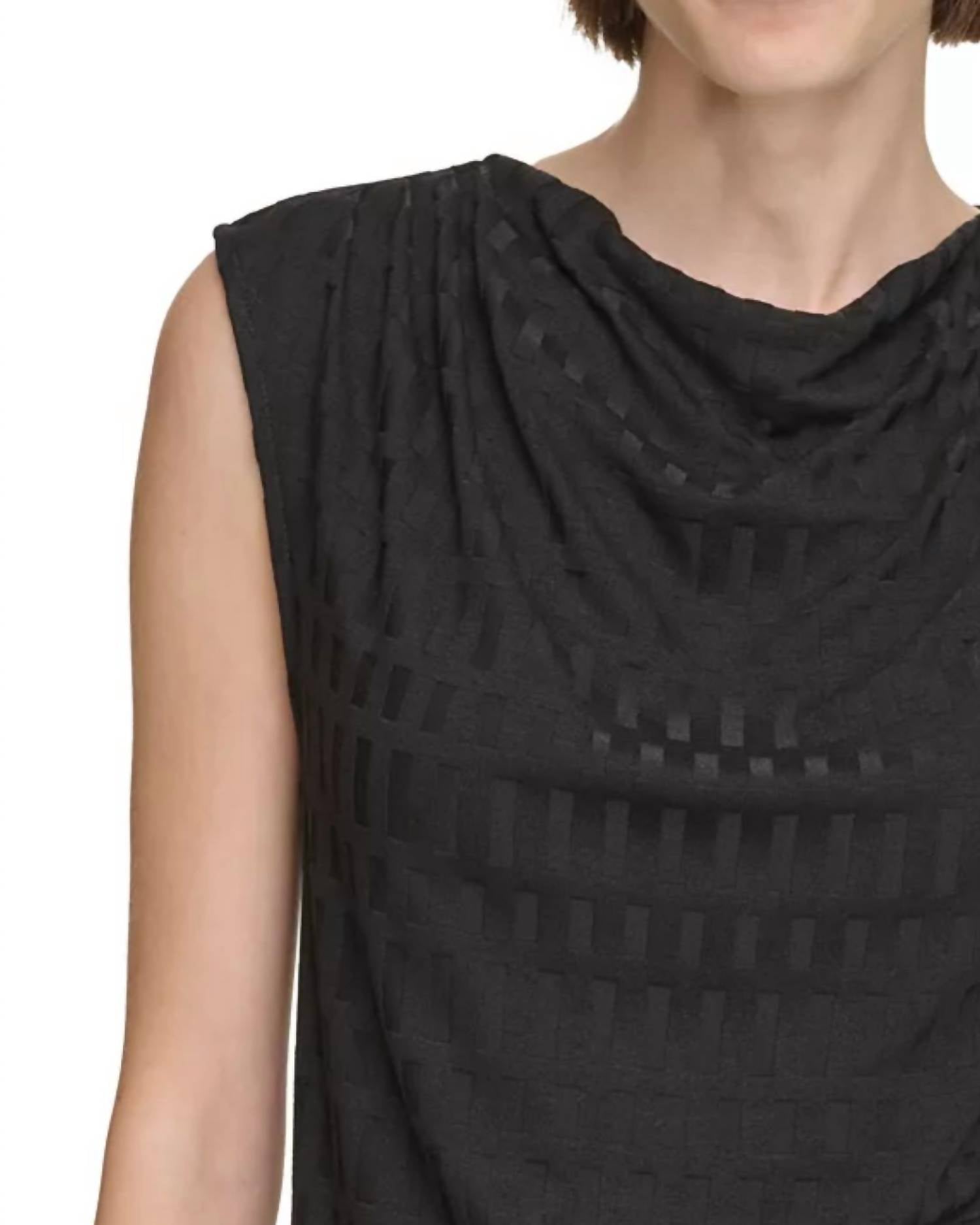Top sin mangas color negro