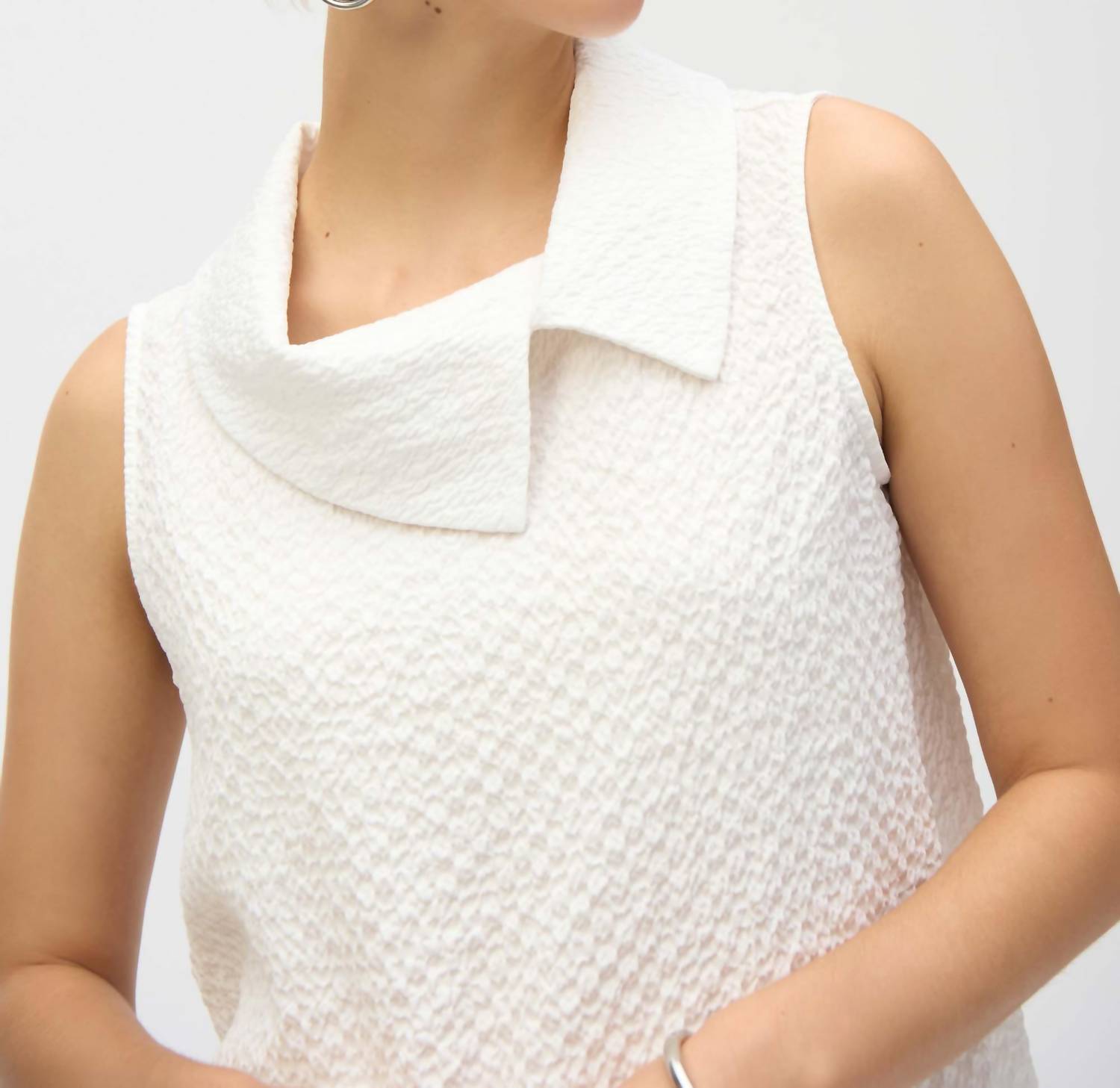 Top sin mangas color blanco