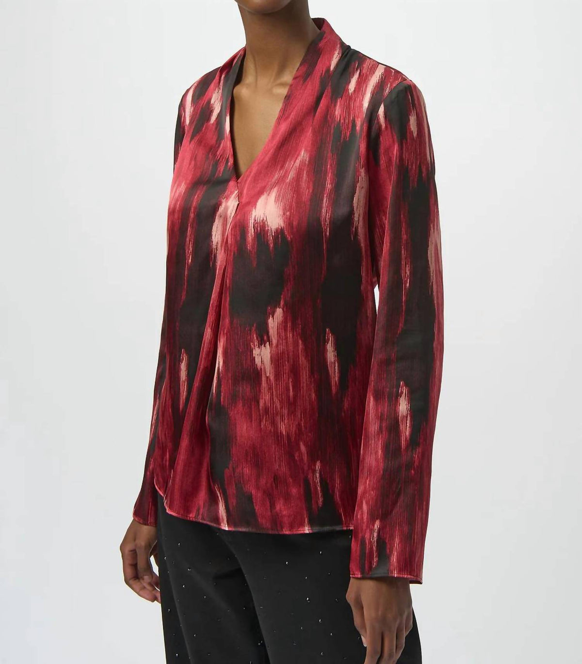 Top de satén con cuello en V color negro y rojo
