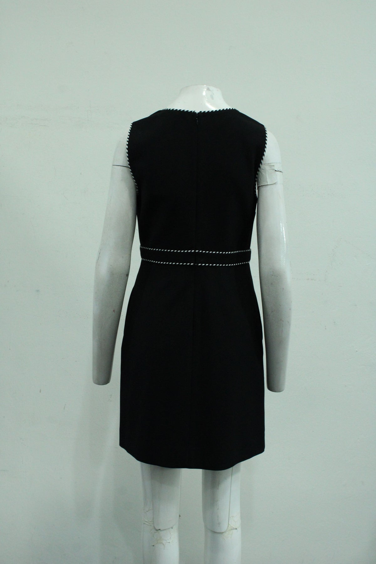 Vestido con cuello en V color negro
