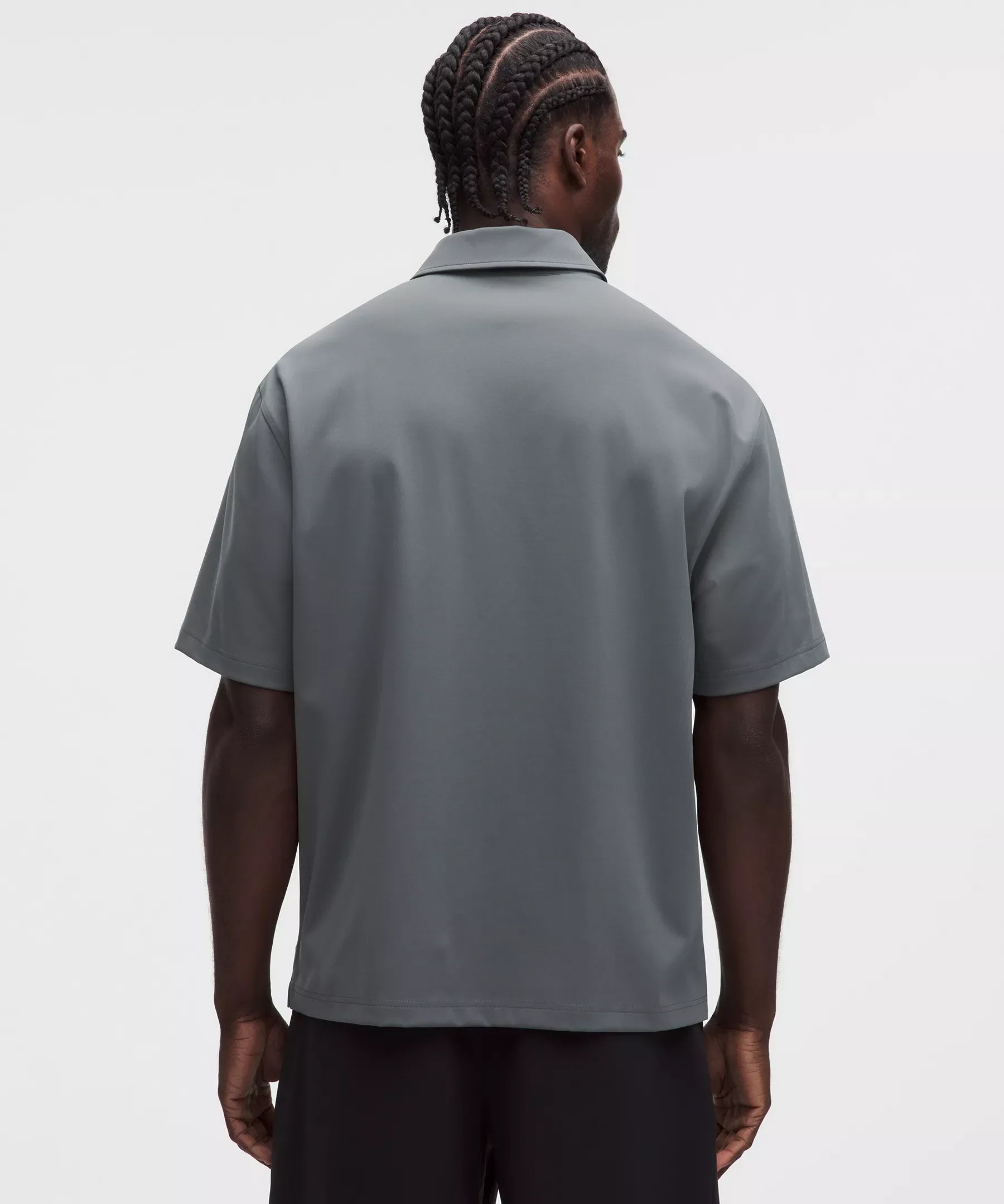 Polo de corte amplio