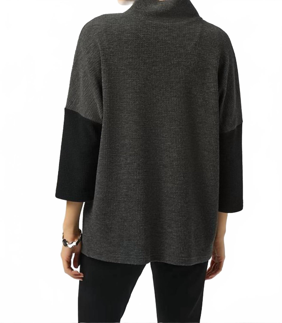 Suéter con cuello alto de corte amplio color negro y gris