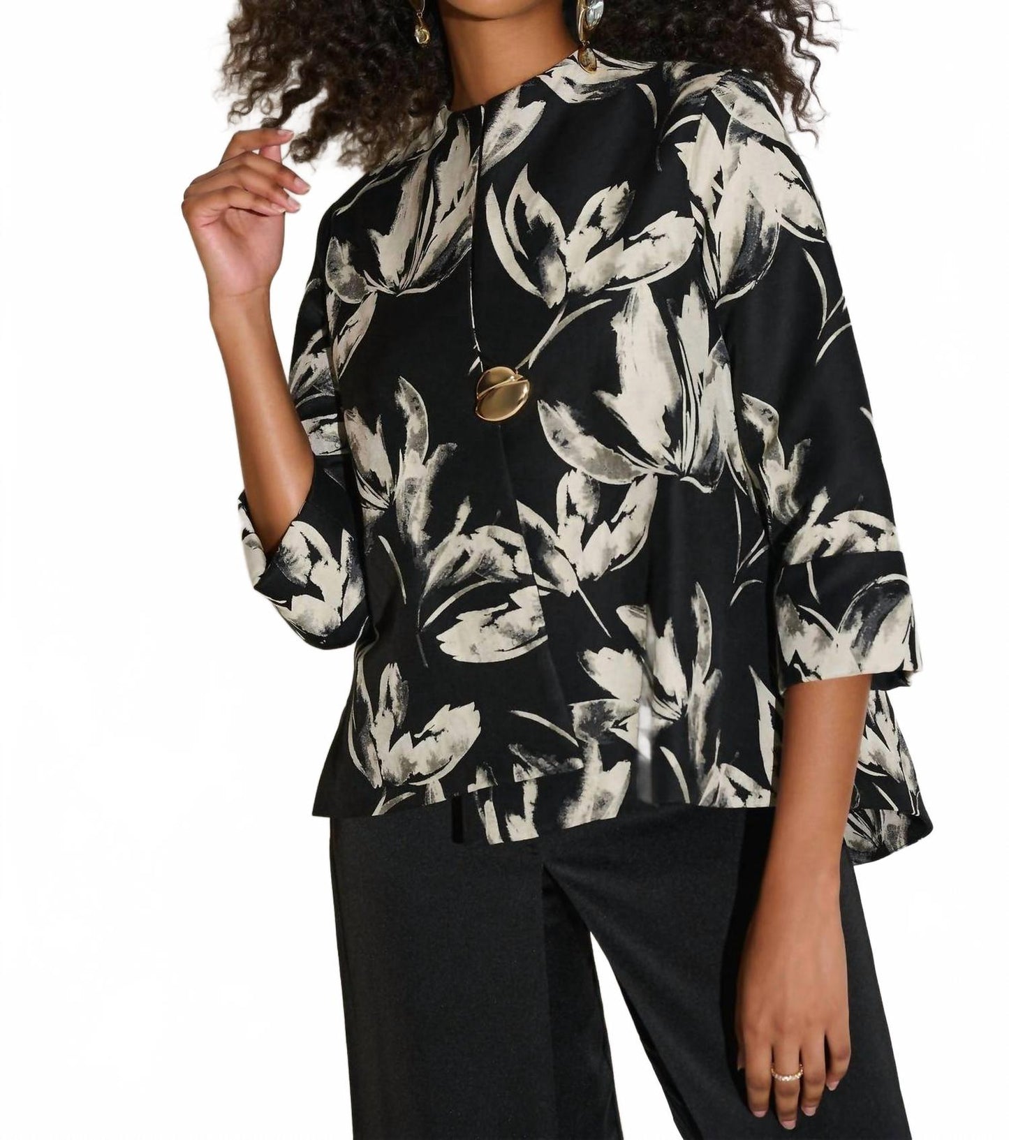 Chaqueta con estampado floral color negro y blanco
