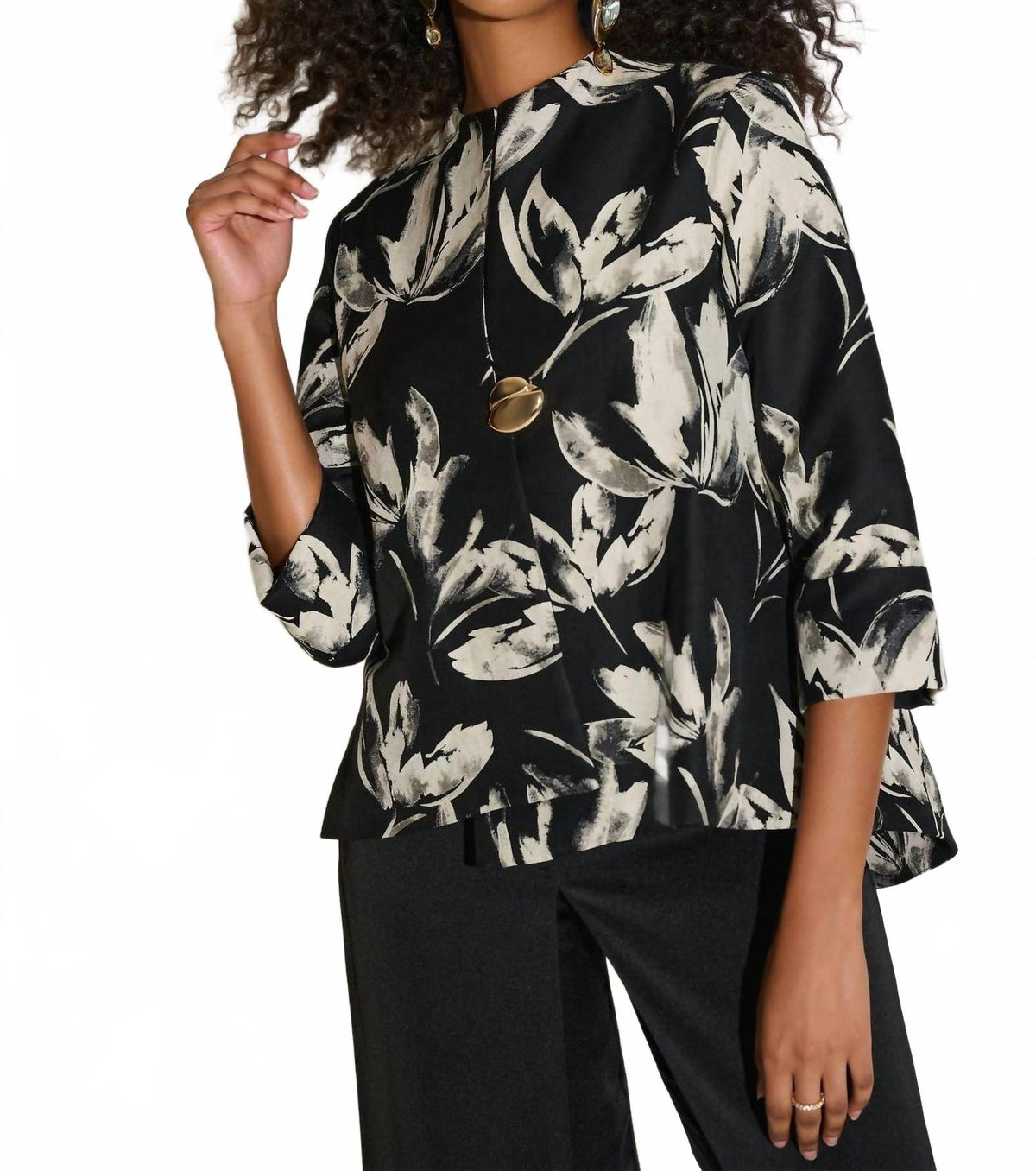 Chaqueta con estampado floral color negro y blanco
