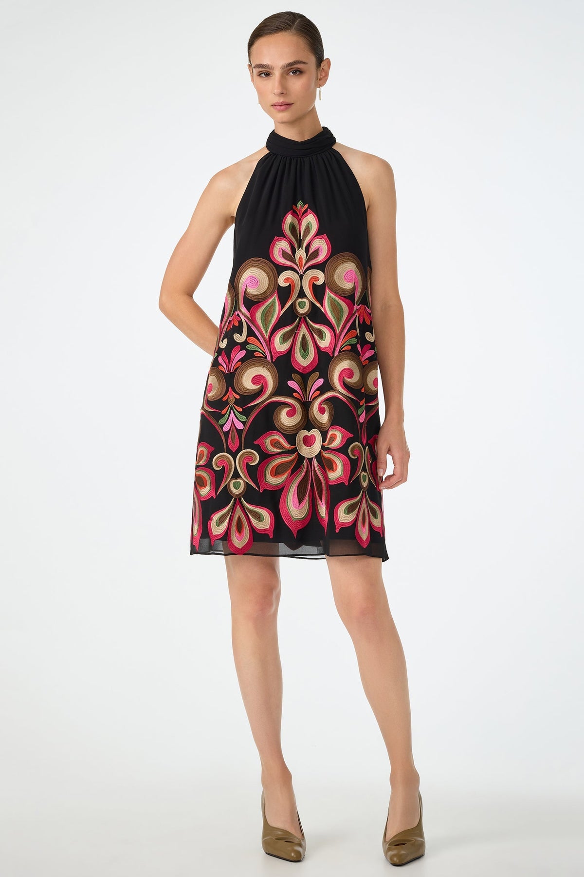 Vestido corto con bordado