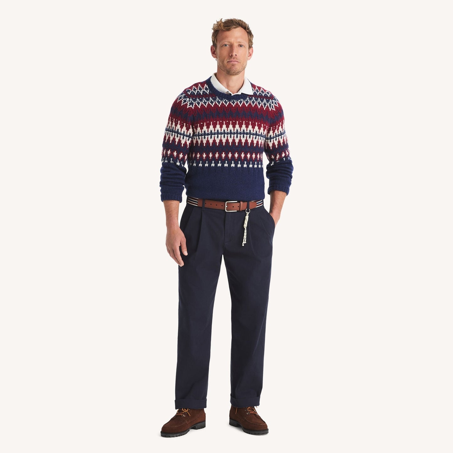 Pantalón de hombre con bordado con pliegues