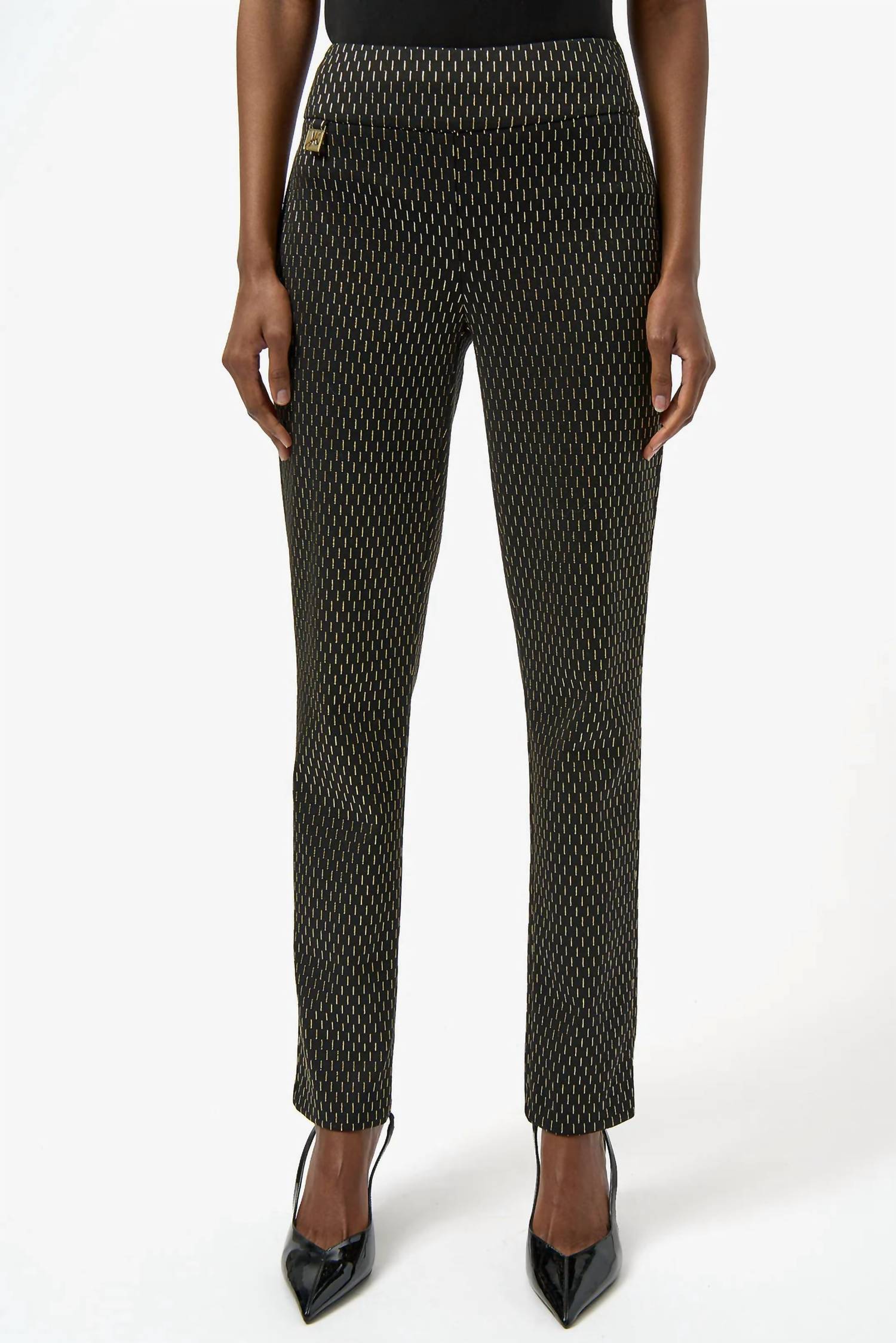 Pantalón de corte ajustado color negro y dorado