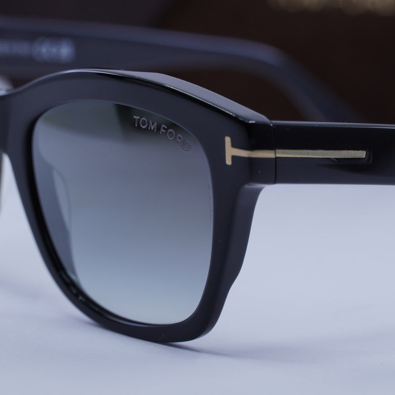 Gafas color negro y plateado
