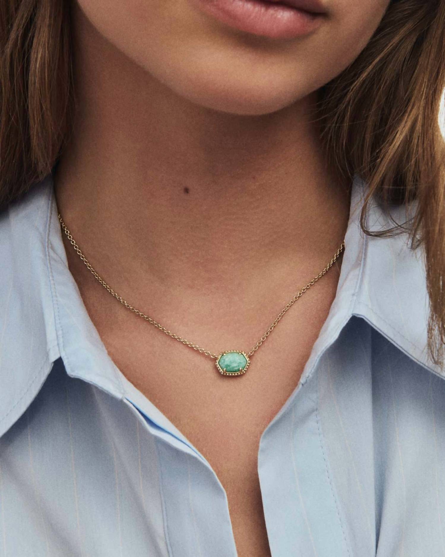 Collar de mujer color dorado