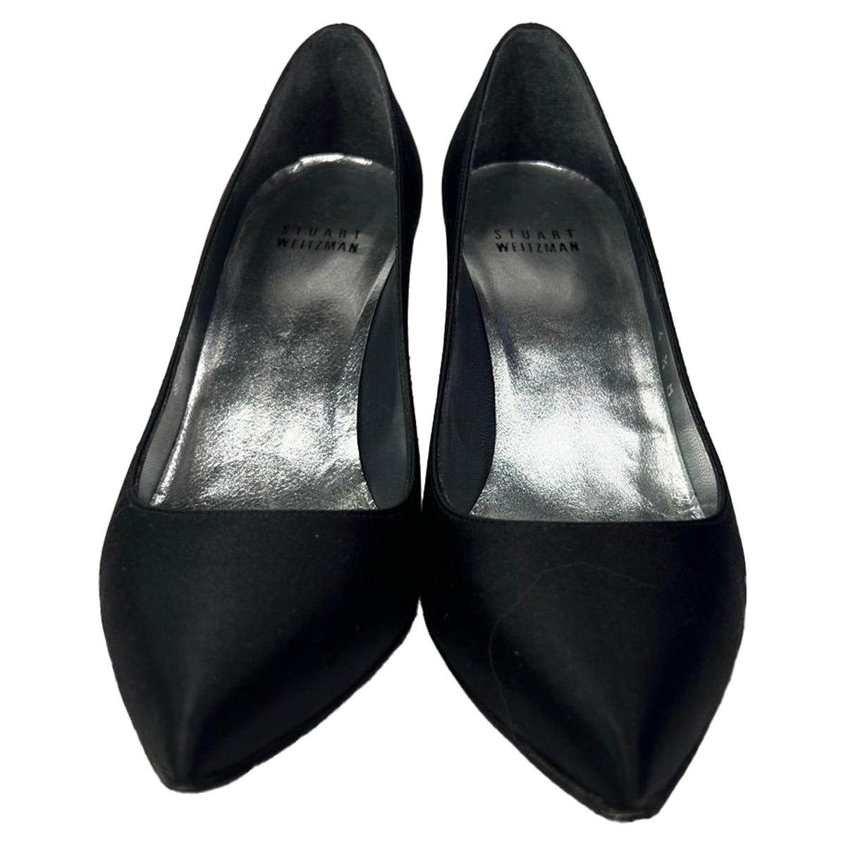 Tacones de satén color negro