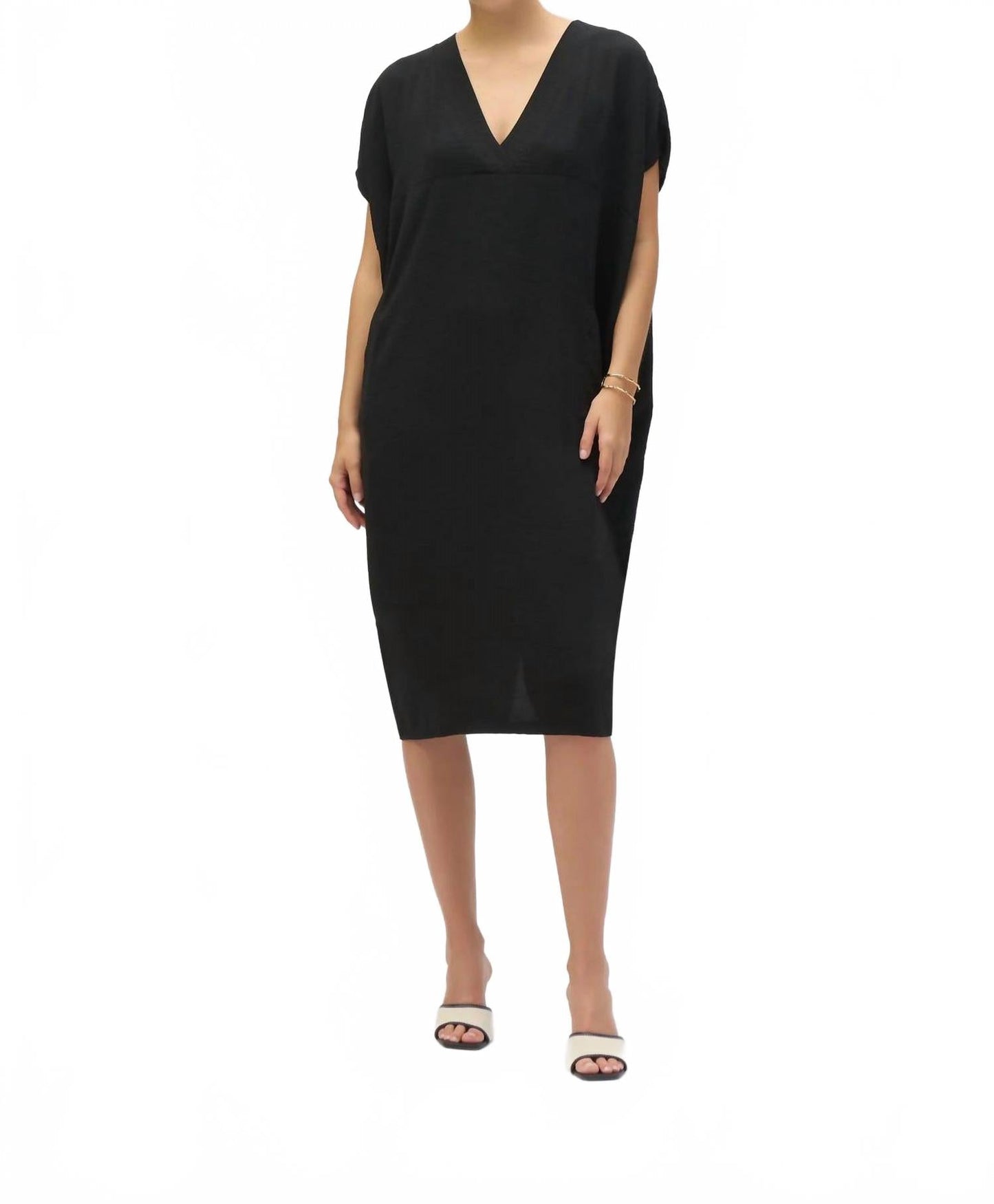 Vestido midi con cuello en V color negro