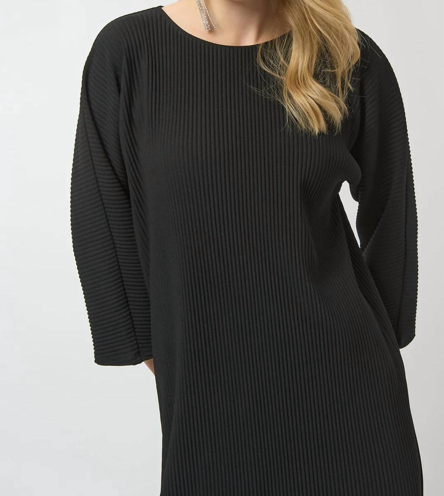 Vestido con cuello redondo con pliegues color negro