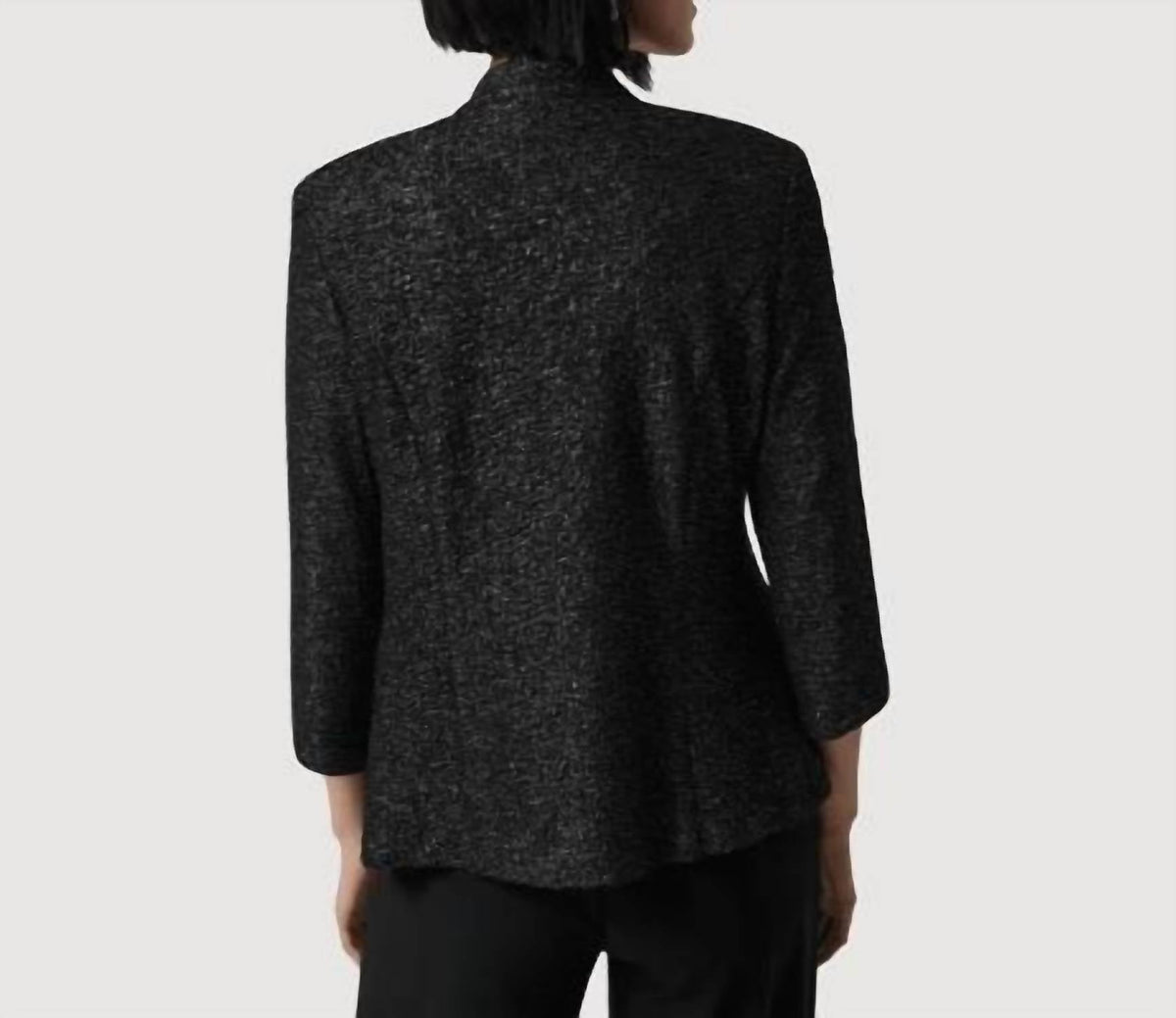 Conjunto de ropa color negro y plateado