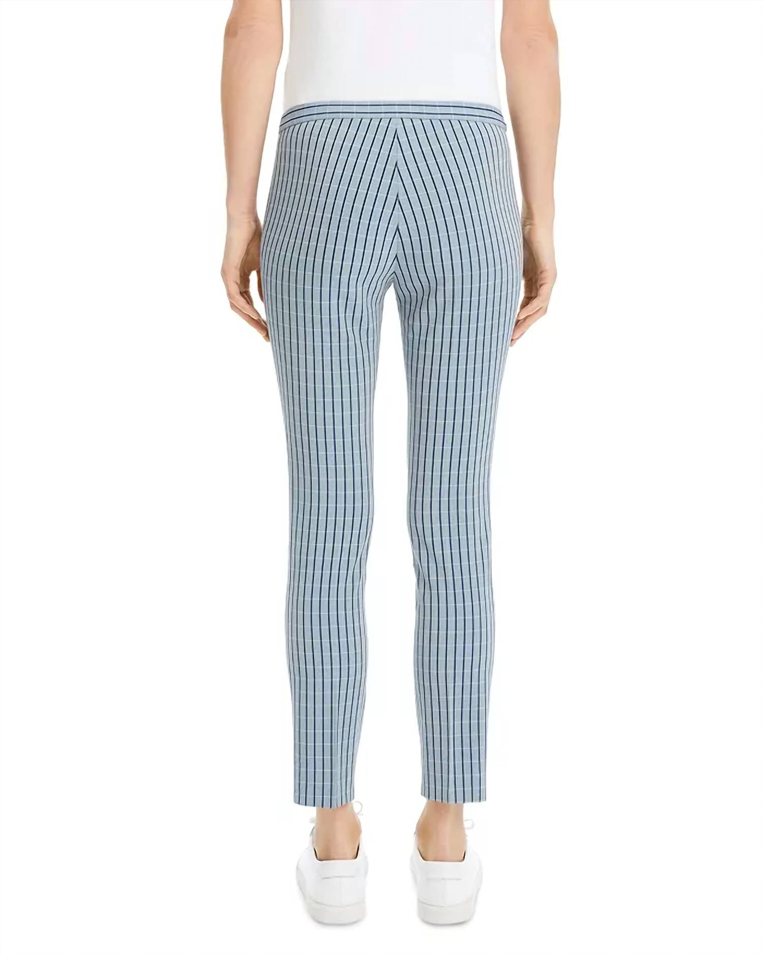Pantalón de corte ajustado a rayas color azul marino