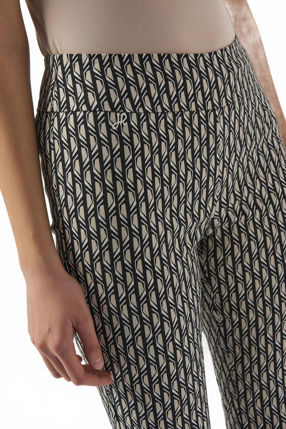 Pantalón de corte recto color negro