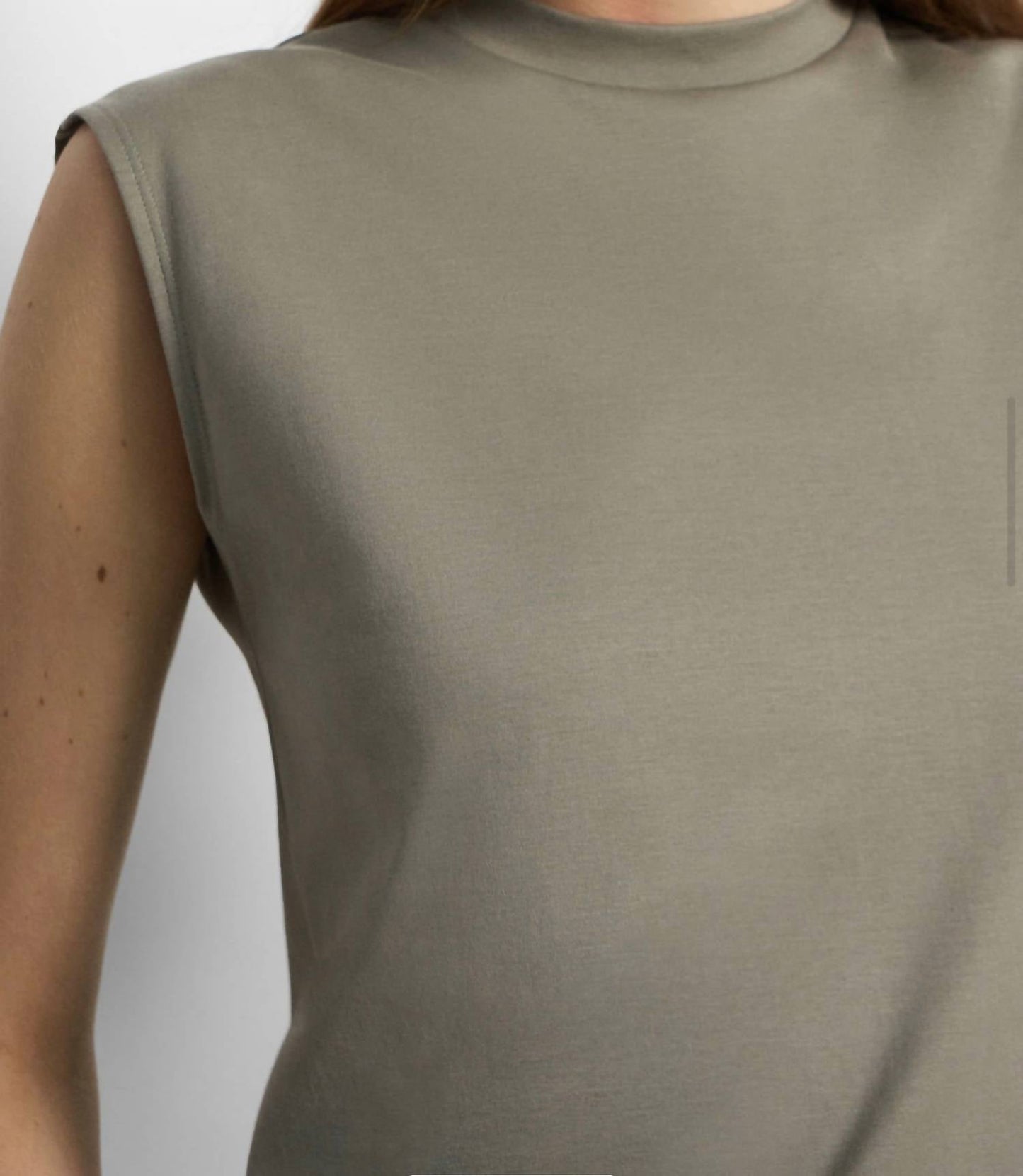 Top sin mangas color gris
