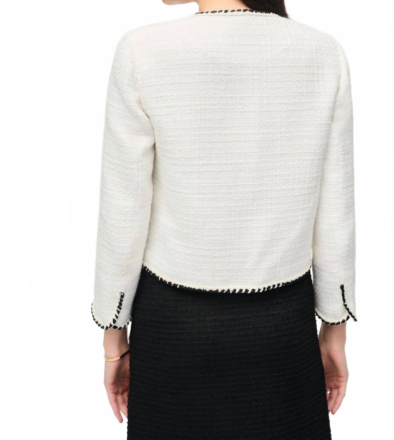 Chaqueta color negro y blanco