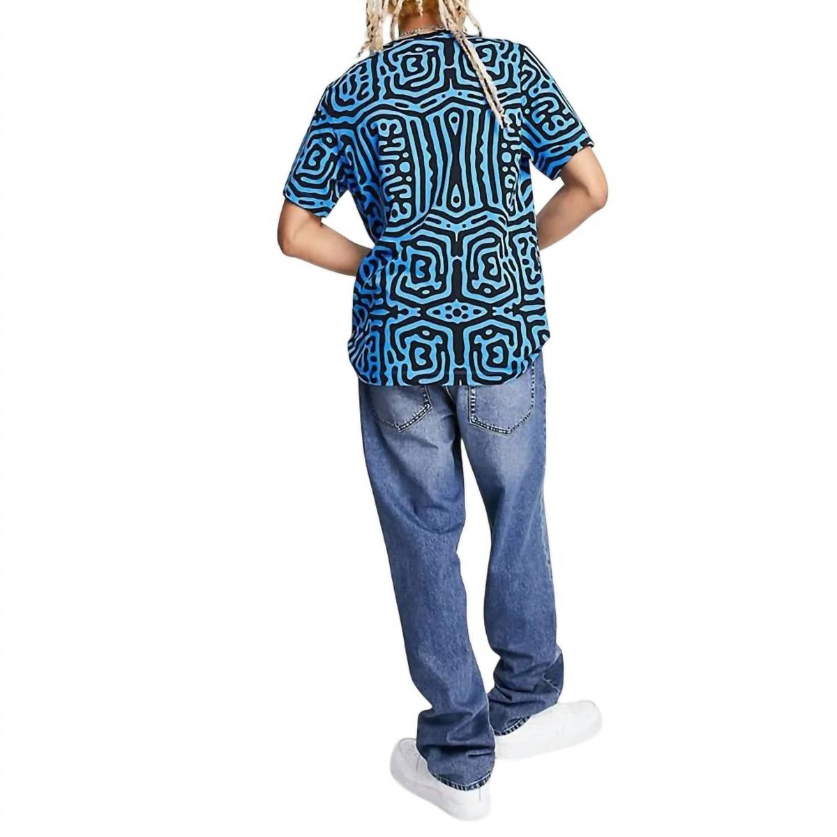 Camiseta con estampado color negro y azul