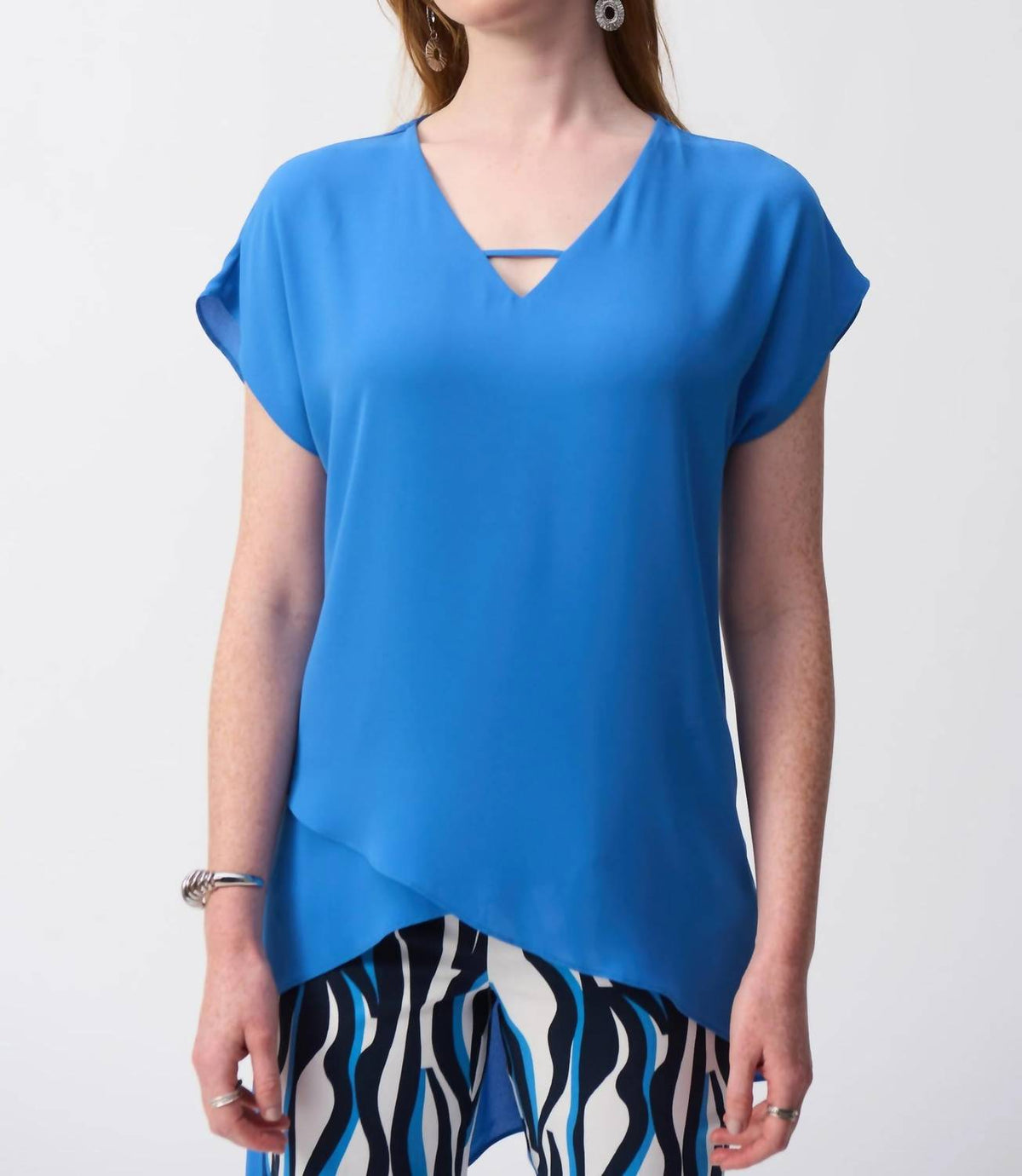 Top con cuello en V color azul