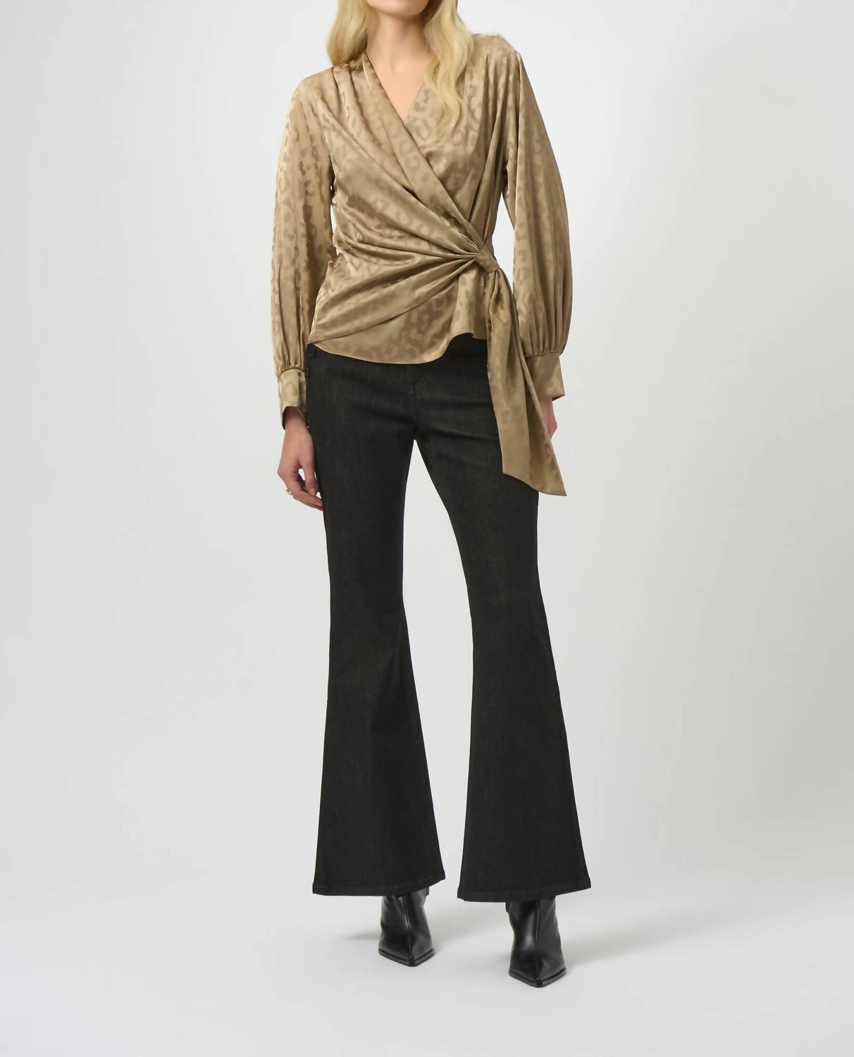 Top de satén con estampado animal color taupe