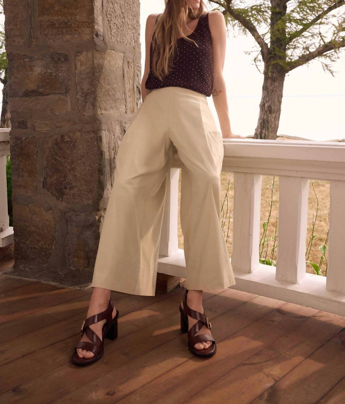 Pantalón de pierna ancha color beige