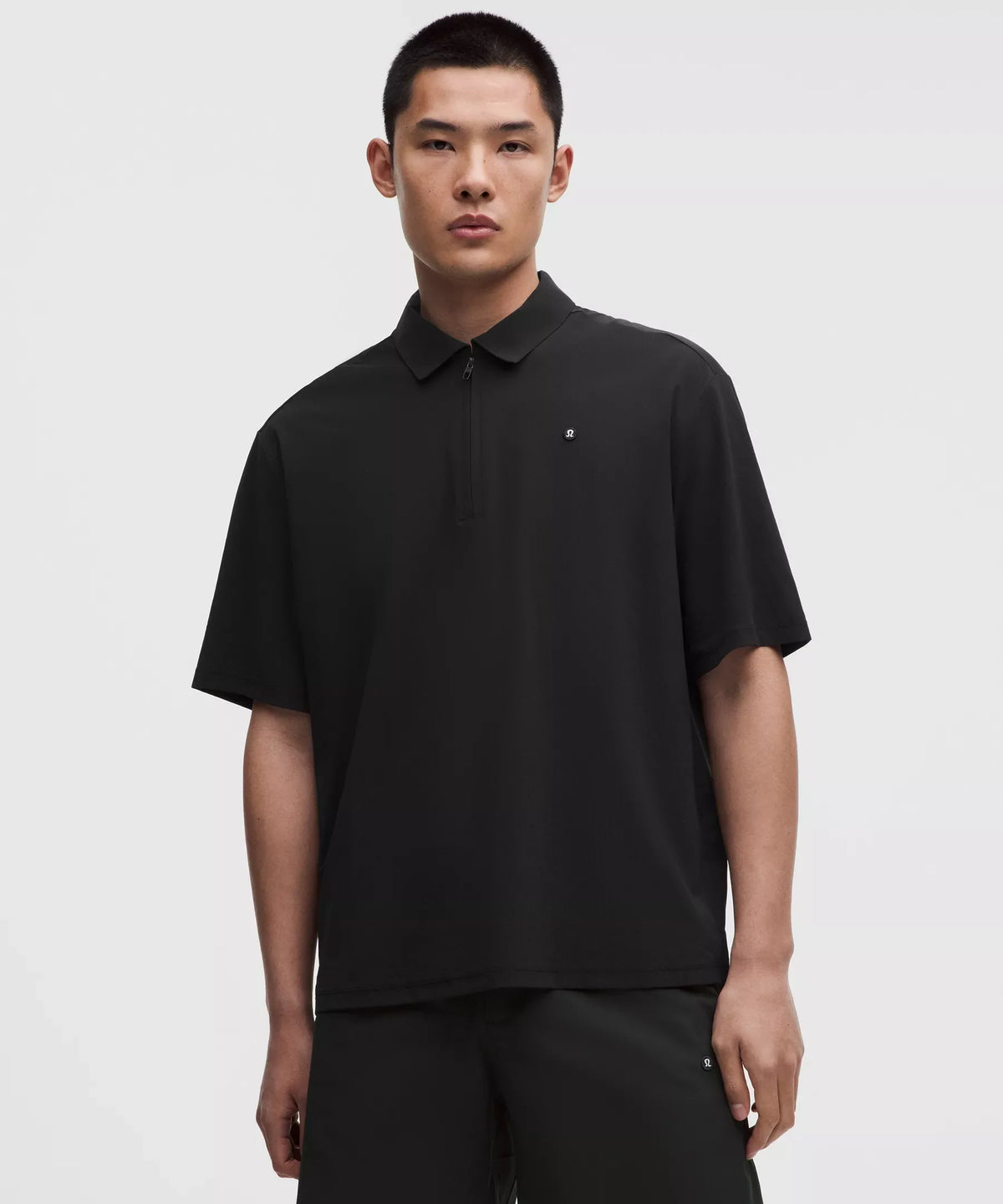 Polo de corte amplio