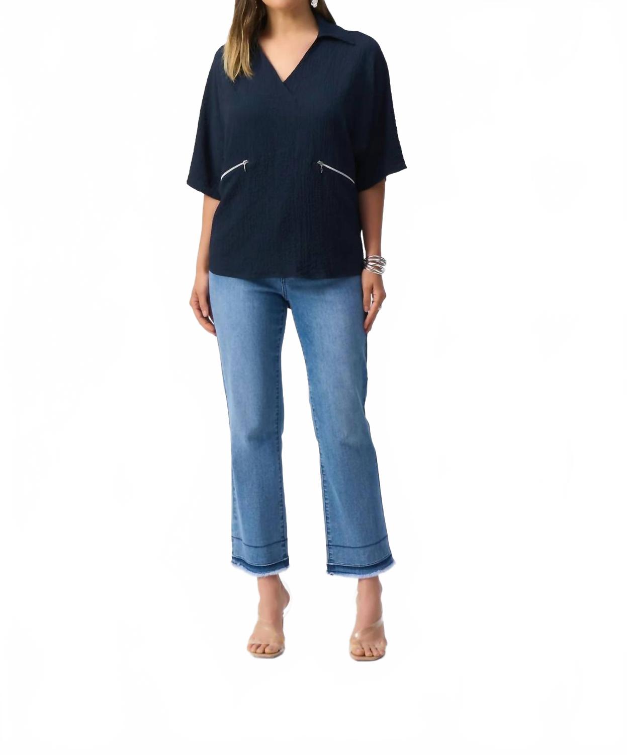 Top con cuello en V color azul
