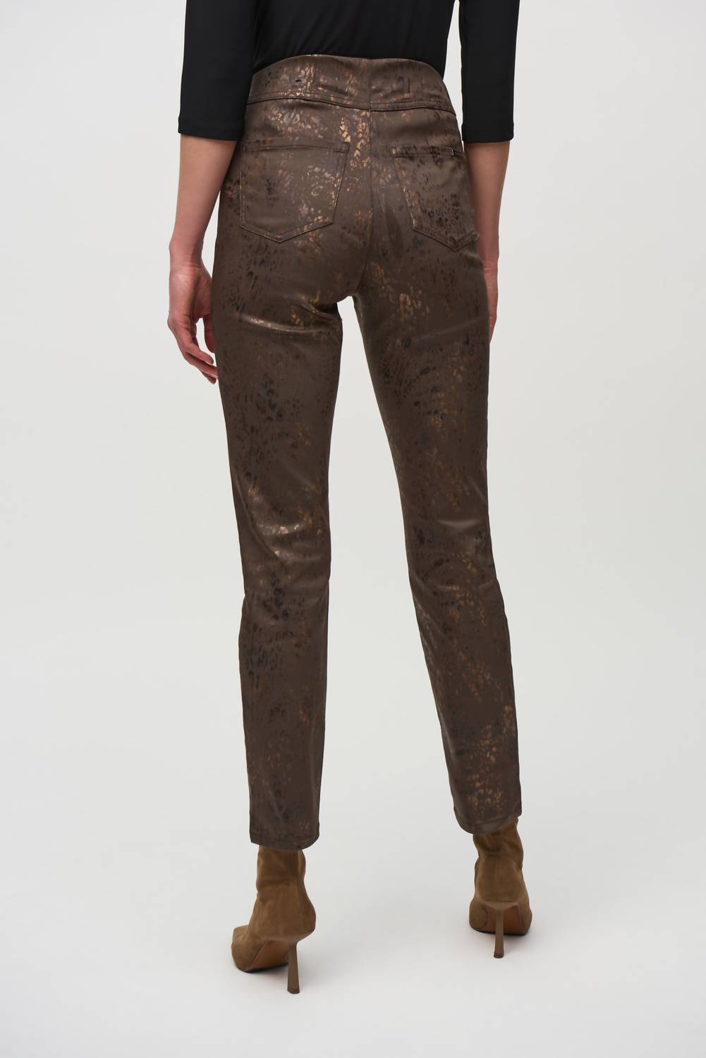 Pantalón de mezclilla con estampado animal color café